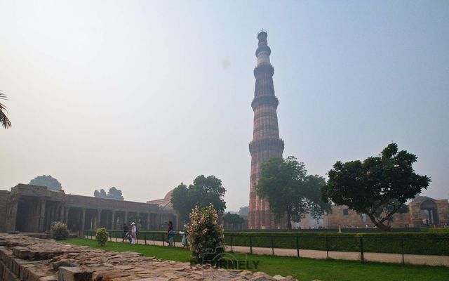 Qtb Minr
Le Qtb Minr (ourdou : ??? ?????) ou Qutb Minar ( tour de la victoire ) est le minaret indien le plus haut, et le troisime mondial. Avec la mosque Quwwat-ul-Islam (qui contient un pilier de fer qui lui est antrieur), le tombeau d'Iltutmish et d'autres btiments, il constitue un des sites touristiques les plus frquents de Delhi.
Mots-clés: Asie;Inde;Uttar Pradesh;Delhi