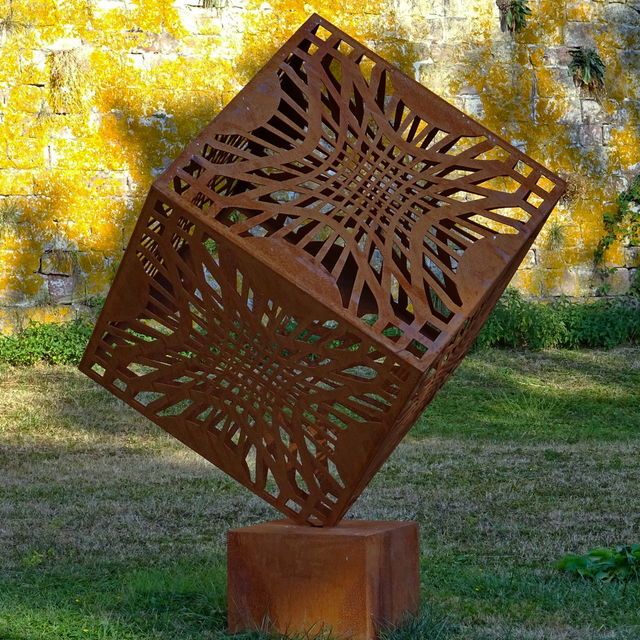 Cube
Mots-clés: Alsace:Neuf-Brisach;exposition;art