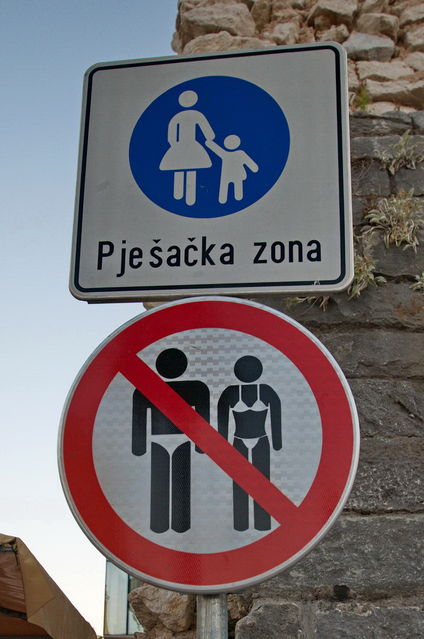 Zone piétonne tenue correcte exigée
Vu à Split en Croatie
Mots-clés: insolite