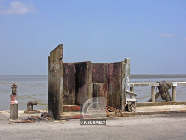 Au port de pche
Mots-clés: Guyane;Amrique;Cayenne