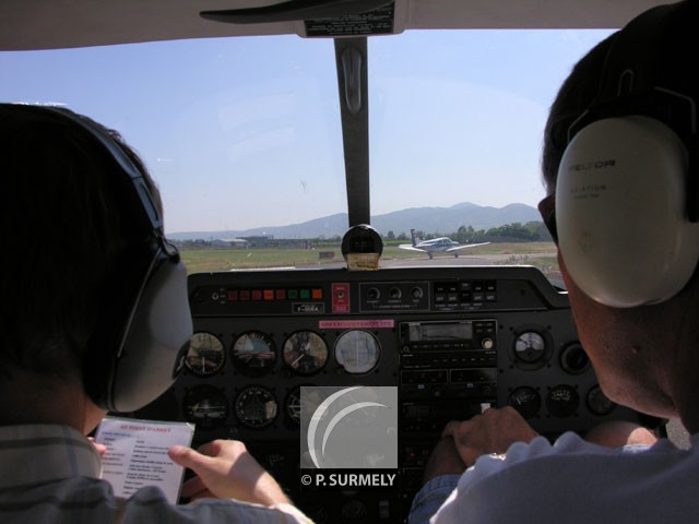 Roulage
Tour de piste  Strasbourg-Entzheim au dpart de Colmar-Houssen
Mots-clés: France;Alsace;avion;pilotage;aroport