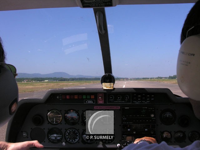 Dcollage
Tour de piste  Strasbourg-Entzheim au dpart de Colmar-Houssen
Mots-clés: France;Alsace;avion;pilotage;aroport