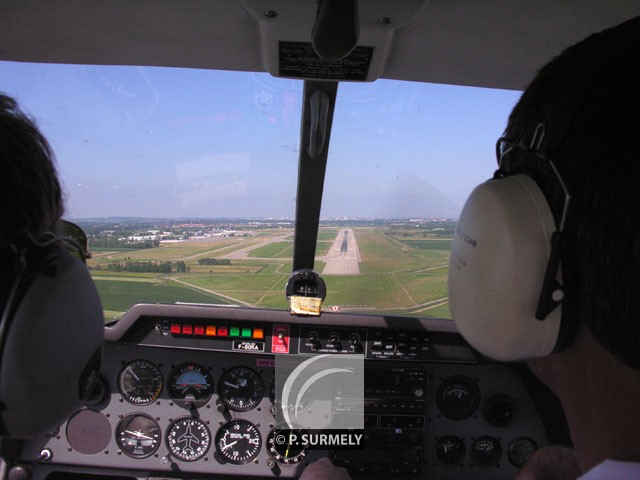 Touch and go
Tour de piste  Strasbourg-Entzheim au dpart de Colmar-Houssen
Mots-clés: France;Alsace;avion;pilotage;aroport