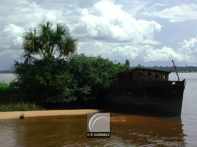 Epave dans le Maroni
Mots-clés: Guyane;Amrique;fleuve;rivire;cascade;Maroni;Saint-Laurent