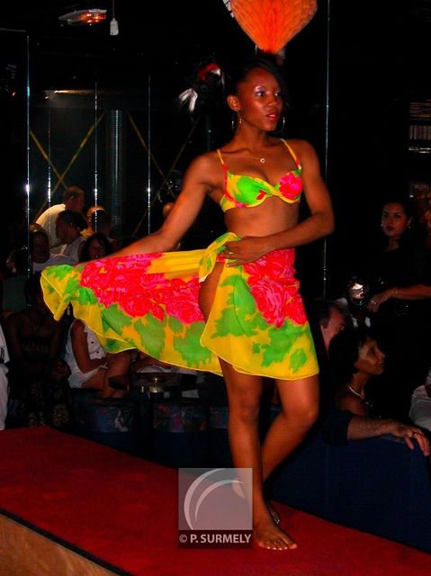Dfil
Dfil de mode  Kourou
Mots-clés: Guyane;Amrique;tropiques;Kourou;mode;dfil;portrait