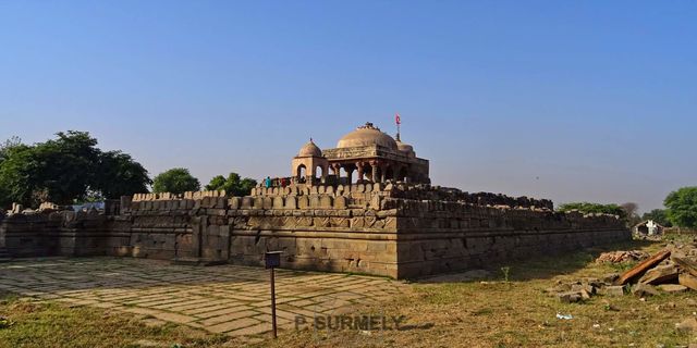 Temple Harshshat Mata
Ce temple a t construit par le Raja Chandra (Chand) de la dynastie Nikhumba dans le premier quart du viiie sicle.
Mots-clés: Asie;Inde;Rajasthan;Abhaneri;temple