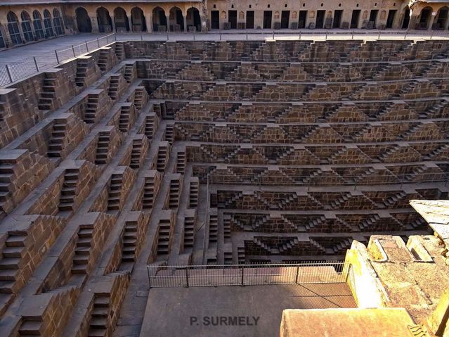 Chand Baori
Ce puits a t creus sur ordre du Raja Chandra (Chand) de la dynastie Nikhumba dans le premier quart du viiie sicle AD.
Mots-clés: Asie;Inde;Rajasthan;Abhaneri;baori