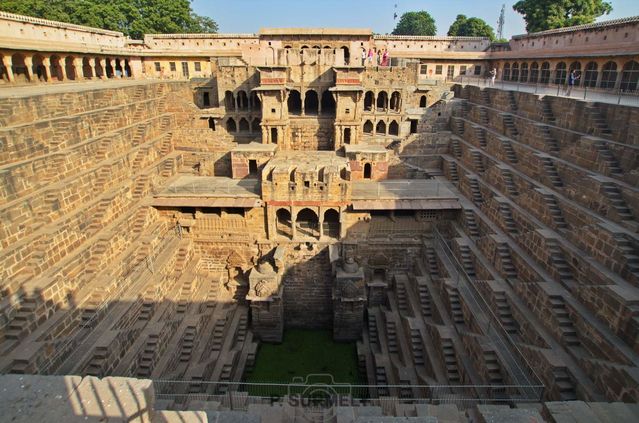 Chand Baori
Ce puits a t creus sur ordre du Raja Chandra (Chand) de la dynastie Nikhumba dans le premier quart du viiie sicle AD.
Mots-clés: Asie;Inde;Rajasthan;Abhaneri;baori