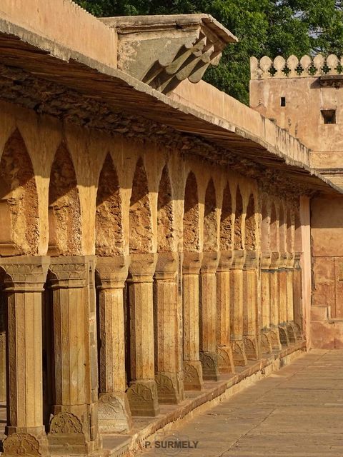 Chand Baori
Ce puits a t creus sur ordre du Raja Chandra (Chand) de la dynastie Nikhumba dans le premier quart du viiie sicle AD.
Mots-clés: Asie;Inde;Rajasthan;Abhaneri;baori