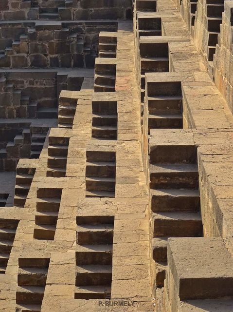 Chand Baori
Ce puits a t creus sur ordre du Raja Chandra (Chand) de la dynastie Nikhumba dans le premier quart du viiie sicle AD.
Mots-clés: Asie;Inde;Rajasthan;Abhaneri;baori