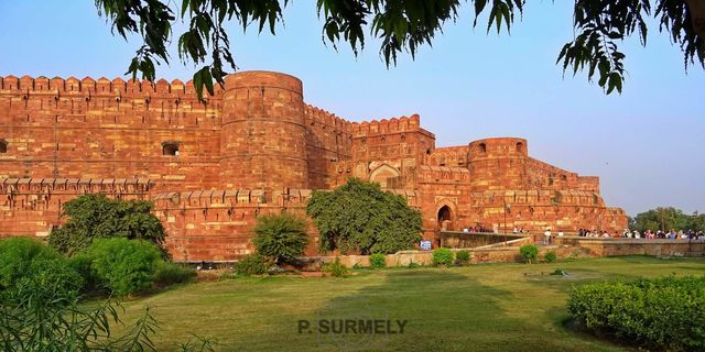 Fort Rouge
Comprenant que la ville occupait une position stratgique, Akbar dcida de faire d'Agra sa capitale en 1558. Le fort tant en ruines, il le fit reconstruire afin d'en faire un palais rsidentiel pour son fils Jahngr. La construction, qui employa prs de 4 000 personnes, s'tendit sur huit annes pour s'achever en 1573. Le monument, originellement en briques, fut reconstruit avec du grs rouge venant du Rajasthan.
Mots-clés: Asie;Inde;Uttar Pradesh;Agra;fort