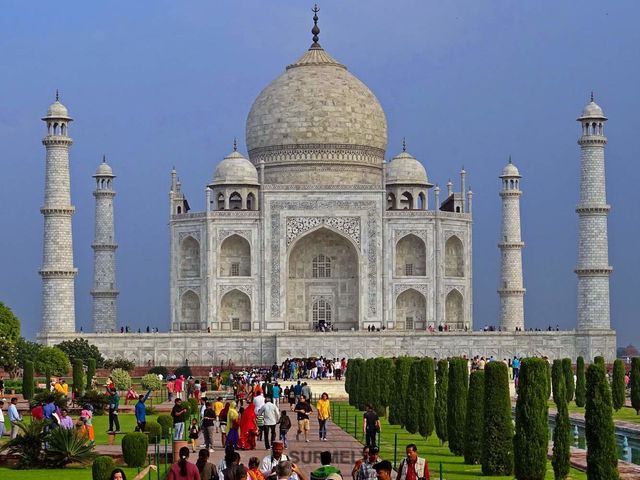 Taj Mahal
Le Taj Mahal, en devanagari ??????, en persan ??? ??? qui signifie  le palais de la couronne , est situ  Agra, au bord de la rivire Yamuna. C'est un mausole de marbre blanc construit par l'empereur moghol musulman Shh Jahn en mmoire de son pouse Arjumand Bnu Begam, aussi connue sous le nom de Mumtaz Mahal, qui signifie en persan  la lumire du palais . Elle meurt le 17 juin 1631 en donnant naissance  leur quatorzime enfant.
Mots-clés: Asie;Inde;Uttar Pradesh;Agra;Taj Mahal