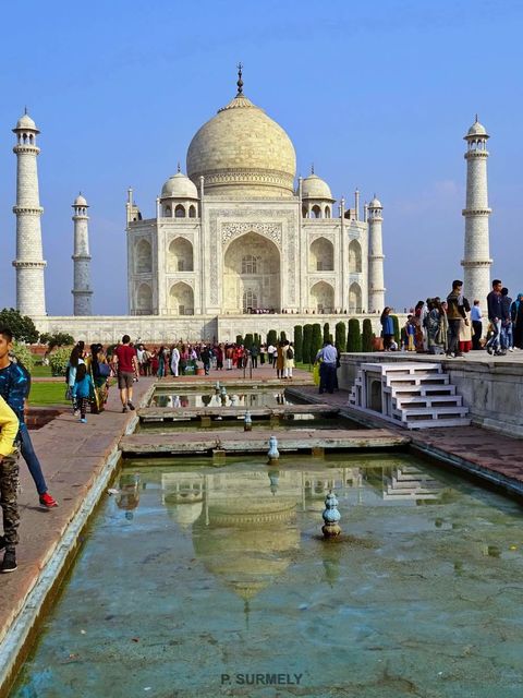 Taj Mahal
La construction du mausole commence en 1631 et est acheve dans sa plus grande partie en 1648. Son poux, mort le 31 janvier 1666, est inhum auprs d'elle.
Le Taj Mahal est considr comme un joyau de l'architecture moghole, un style qui combine des lments architecturaux des architectures islamique, iranienne, ottomane et indienne.
Mots-clés: Asie;Inde;Uttar Pradesh;Agra;Taj Mahal