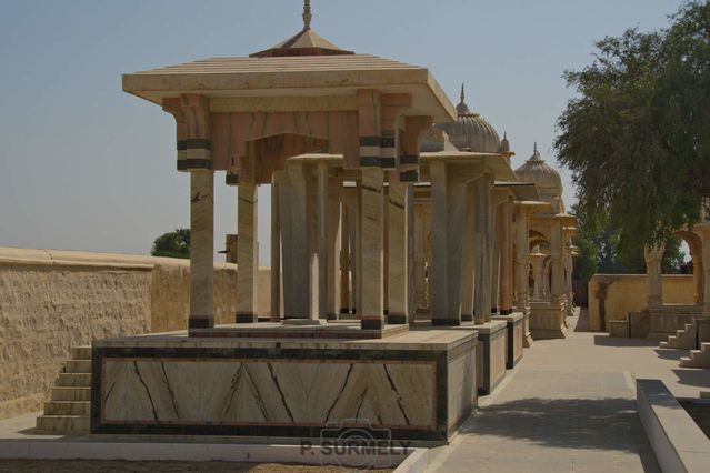 Cnotaphe royal Devikund Sagar
Devi Kund Sagar est un ensemble de cnotaphes en marbre blanc et grs rouge. Ces chattris, dcors de sculptures complexes, ont t rigs  la mmoire des membres de la famille royale de Bikaner et racontent les rcits de leur bravoure.
Mots-clés: Asie;Inde;Rajasthan;Bikaner;Cnotaphe