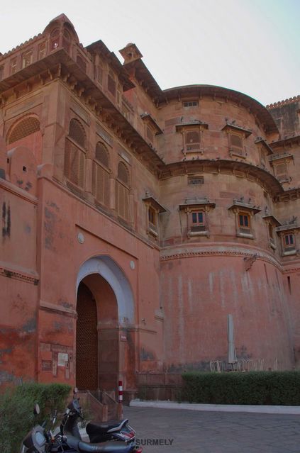 Fort Junagarh
Le Fort a t construit  la fin du XVIme sicle (1589  1594) par le Maharaja Rai Singh, gnral de l'arme du grand empereur moghol Akbar. Comme la majorit des Forts du Rajasthan, il se compose de trs grandes cours dans lesquelles avaient lieu les grandes ftes hindoues, de multiples palais, et de couloirs cachs par des moucharabiers permettant aux femmes de voir ce qui ce passait dans les cours sans tre aperues par les hommes.
Mots-clés: Asie;Inde;Rajasthan;Bikaner;fort