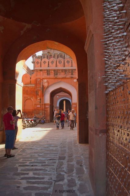 Fort Junagarh
Porte principale. Remarquer sa taille qui permettait le passage d'hommes monts sur des lphants ainsi que les piques en hauteur prvues pour repousser une attaque par des lphants arms.
Mots-clés: Asie;Inde;Rajasthan;Bikaner;fort