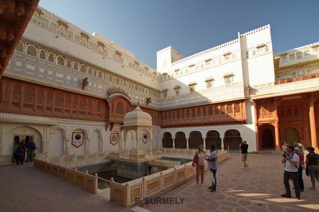 Fort Junagarh
Premire cour avec un trne extrieur.
Mots-clés: Asie;Inde;Rajasthan;Bikaner;fort