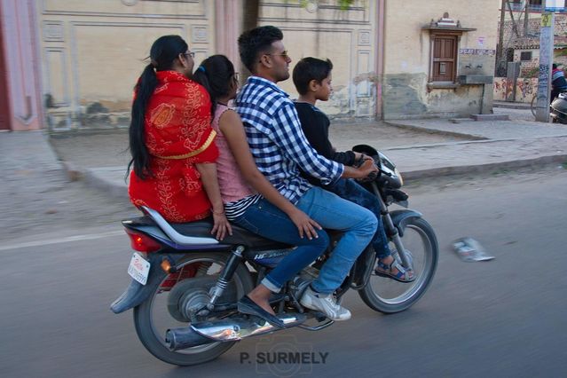 Sur un deux roues  Bikaner
Mots-clés: Asie;Inde;Rajasthan;Bikaner