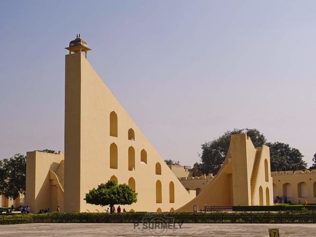 Jantar Mantar
Le Yantra Mandir (plus connu sous le nom de Jantar Mantar dans le domaine touristique) est un observatoire astronomique. Il est constitu dune srie dinstruments astronomiques, construits sur ordre du mahrja Jai Singh II dans sa nouvelle capitale de Jaipur entre 1727 et 1733. Il sinspire dun autre observatoire qu'il avait fait difier prcdemment  Delhi, capitale de l'Empire moghol. Il en fit galement btir trois autres,  Bnars, Mathura et Ujjain, mais celui de Jaipur est le plus important.
Mots-clés: Asie;Inde;Rajasthan;Jaipur