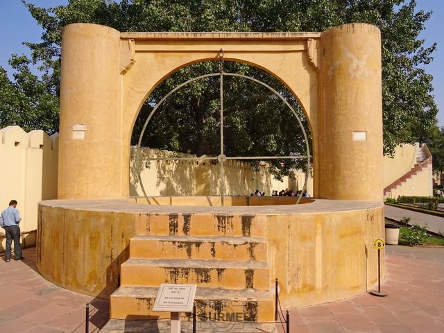 Jantar Mantar
lUnnatansha Yantra, un cercle de laiton de 5,25 mtres de diamtre, permet dvaluer la hauteur des corps clestes. Il est suspendu verticalement sur maonnerie.
Mots-clés: Asie;Inde;Rajasthan;Jaipur