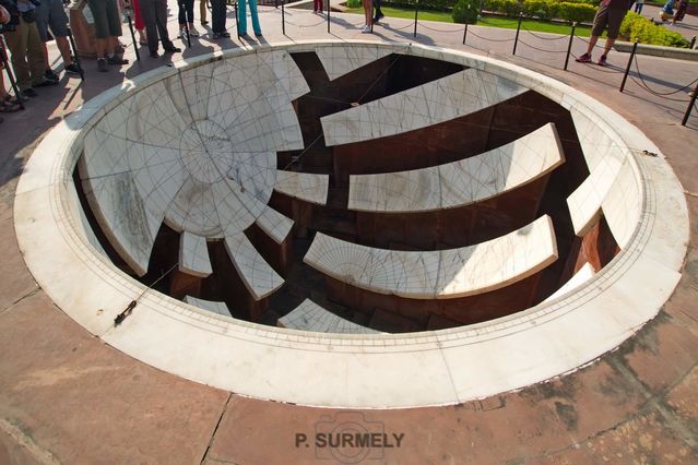 Jantar Mantar
le Jaya Prakash Yantra (ou Jai Prakash Yantra) est compos de deux scaphs gants.
Mots-clés: Asie;Inde;Rajasthan;Jaipur