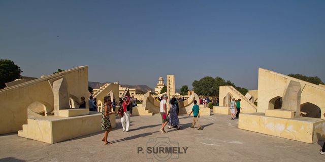 Jantar Mantar
le Rashivilaya Yantra est compos de douze cadrans permettant la recherche des coordonnes elliptiques. Ils sont chacun orients vers un signe du Zodiaque.
Mots-clés: Asie;Inde;Rajasthan;Jaipur