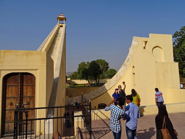 Jantar Mantar
Brihat Samrat Yantra est un cadran solaire de 27 mtres de haut, qui permet dobtenir, aux quinoxes, une mesure de lheure atteignant une prcision de 0,5 seconde. C'est le cadran quatorial le plus grand du monde.
Mots-clés: Asie;Inde;Rajasthan;Jaipur