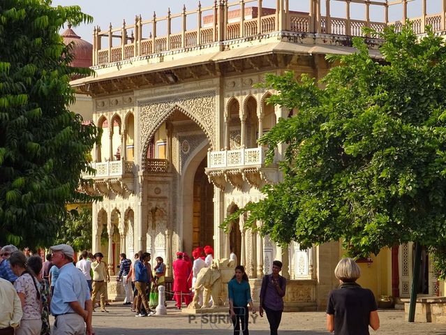 City Palace
Le City Palace de Jaipur, compos notamment des palais Chandra Mahal et Mubarak Mahal, est un complexe situ  Jaipurr. Les premires constructions ont t faites  l'initiative de Jai Singh II entre 1729 et 1732, poque o les murs extrieurs ont t construits. Des ajouts successifs ont t faits par la suite jusqu'au xxe sicle par divers dirigeants. Situ au nord-est de la ville, il comprend une quantit impressionnante de cours intrieures, de jardins et d'difices.
Mots-clés: Asie;Inde;Rajasthan;Jaipur