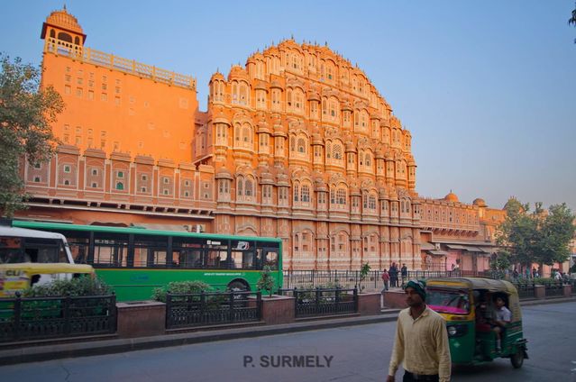 Hawa Mahal (Palais des vents)
La faade au petit matin.
Mots-clés: Asie;Inde;Rajasthan;Jaipur