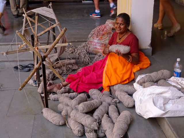 Fileuse de laine
dans une usine de tapis.
Mots-clés: Asie;Inde;Rajasthan