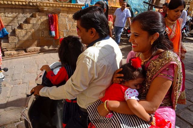 Toute la famille sur le 2 roues  Jaisalmer
Mots-clés: Asie;Inde;Rajasthan;Jaisalmer