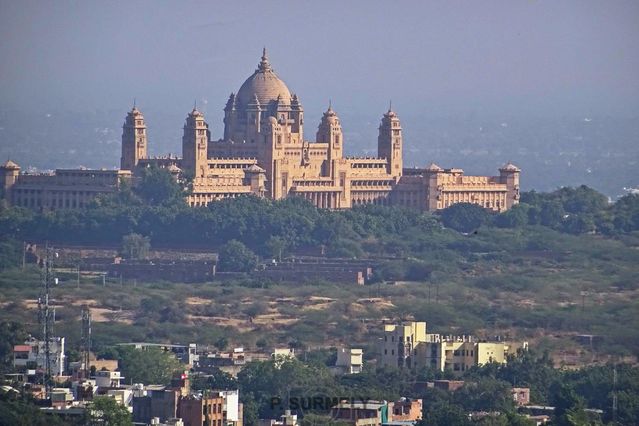 L'Umaid Bhawan Palace
Le gigantesque palais dUmaid Bhawan, fantastique btiment avant-gardiste, a t la rsidence du Maharadja de Jodhpur. Construit entre 1928 et 1943, il est sans conteste lun des palais les plus extravagant du Rajasthan. Le palais abrite toujours les descendants de la famille royale de Jodhpur ainsi quun htel de luxe rput.
Mots-clés: Asie;Inde;Rajasthan;Jodhpur