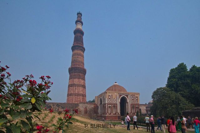 Qtb Minr
Qtb ud-Dn Aibak, le premier sultan de Delhi - inaugurant une succession de plusieurs dynasties musulmanes - commence la construction du Qtb Minr en 1192, mais ne ralise que le premier niveau. Son successeur, ltutmish, lui ajoute trois niveaux supplmentaires et, en 1368, Frz Shh Tughlq construit le cinquime et dernier tage.
Mots-clés: Asie;Inde;Uttar Pradesh;Delhi