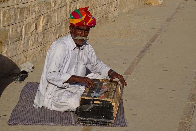 Joueur d'harmonium portatif
Lharmonium portatif  soufflet, hrit des grands harmoniums dglise anglaise, est un instrument indispensable dans les bhajans mais il ne correspond pas toujours  la hauteur juste des notes variables rencontres dans les divers ragas.
Mots-clés: Asie;Inde;Rajasthan