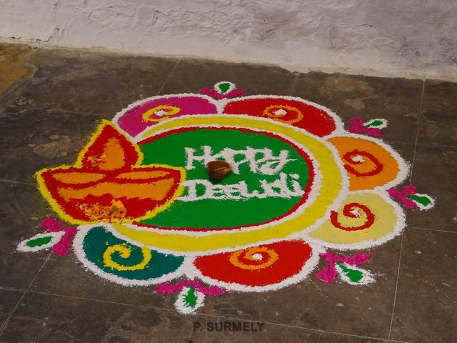 Sur le trottoir  Jaisalmer
Deewali (ou duwali) est le fte des lumires qui correspond au nouvel an indien.
Mots-clés: Asie;Inde;Rajasthan;Jaisalmer
