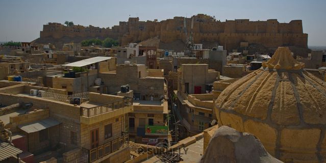 Le fort vu depuis l'haveli.
Le fort de Jaisalmer s'affaisse progressivement, plusieurs tours se sont dj effondres. Cela est d  l'utilisation excessive de l'eau dans l'enceinte du fort. Depuis quelques annes, le gouvernement de l'tat du Rajasthan entreprend plusieurs projets de restaurations. Par ailleurs, le fort a t ajout en 2013  la liste du Patrimoine mondial de l'Humanit par l'Unesco.
Mots-clés: Asie;Inde;Rajasthan;Jaisalmer