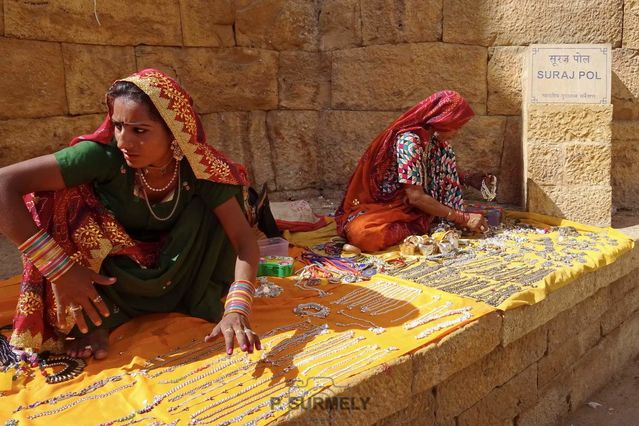 Vendeuses de bijoux  Jaisalmer
Mots-clés: Asie;Inde;Rajasthan;Jaisalmer