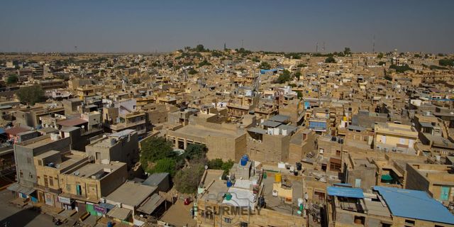 Les toits de Jaisalmer
depuis le toit de l'haveli.
Mots-clés: Asie;Inde;Rajasthan;Jaisalmer