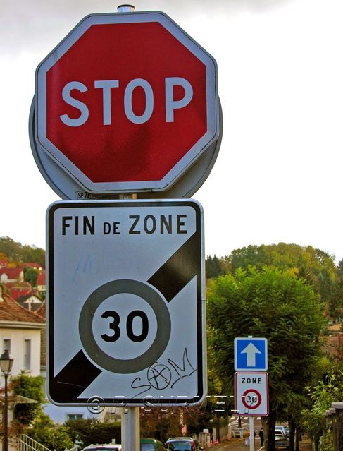 Pas le choix: arrêt au stop et ensuite on reprend la zone 30
Mots-clés: Europe;France;Alsace;Altkirch