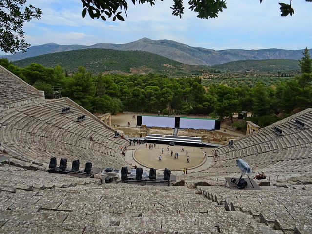 Epidaure
Lorchestra circulaire de terre battue, de 20,28 m de diamtre, circonscrite par des dalles de marbre, accueillait les acteurs aussi bien que le chur des danseurs et des musiciens.
Mots-clés: Europe;Grce;Ploponnse;Epidaure