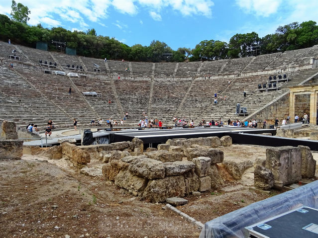 Epidaure
La scne (skn) quadrangulaire, dont on distingue encore les soubassements, fut ajoute par la suite, ainsi que l'avant-scne (prosknion), avec ses 14 colonnes. Les portes d'entre monumentales (parodoi) ont t reconstitues
Mots-clés: Europe;Grce;Ploponnse;Epidaure