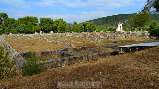 Epidaure
Le sanctuaire s'tend au sud par des tablissements destins  la restauration et  l'hbergement des plerins. Un vaste tablissement de 76 x 70 m, est identifi aujourd'hui comme un grand ensemble de salles de restauration (hestiatorion)
Mots-clés: Europe;Grce;Ploponnse;Epidaure