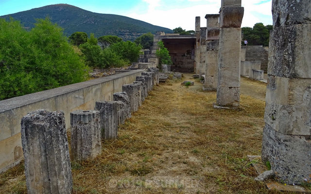Epidaure
Ce b�timent du IVe / IIIe si�cle av. J.-C., encore appel� abaton ou enkoim�t�rion (� lieu o� l'on est couch� �), est un long portique de 70 m de long et 9,50 m de large.
Keywords: Europe;Gr�ce;P�loponn�se;Epidaure