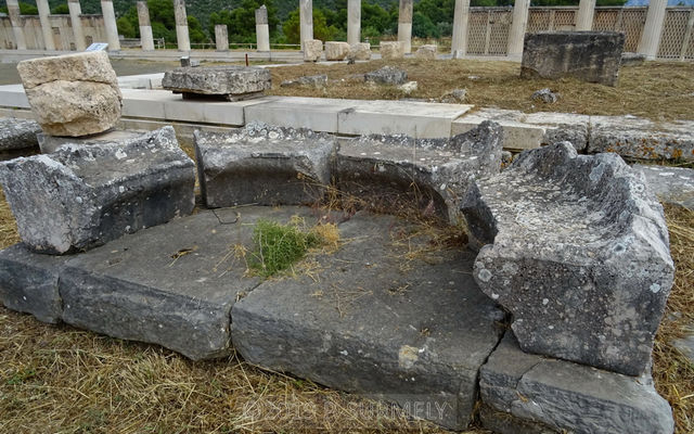 Epidaure
L'exdre (du latin exedra d'aprs le grec exedros qui signifie  qui est dehors ) est dans un btiment une salle de conversation quipe de siges ou de bancs. Elle suit le plus souvent un plan semi-circulaire, qui facilite le contact entre les interlocuteurs.
Mots-clés: Europe;Grce;Ploponnse;Epidaure