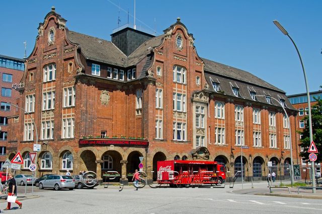 Caserne de pompiers
Un camion rouge est gar devant
Mots-clés: Europe;Allemagne;Hambourg