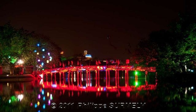 La pont vers le temple Đền Ngọc Sơn
Sur le lac Hoan Kiem
Mots-clés: Asie;Vietnam;Hanoi;