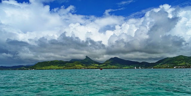 L'Ile Maurice vue de l'Ile aux Bnitiers
Mots-clés: Afrique;Ocan Indien;Ile Maurice;Maurice;Ile aux Bnitiers