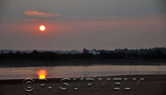 le Mkong au lever du jour
Mots-clés: Laos;Asie;Thakhek;Mkong;fleuve