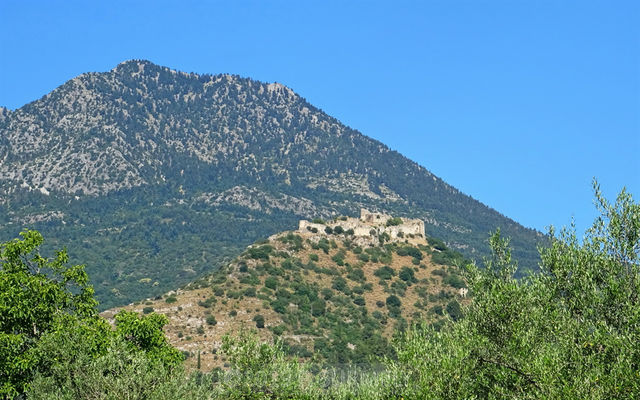 Mystras
a forteresse est le c�ur de la d�fense de Mistra. Construite en 1249 par Guillaume II de Villehardouin, puis am�lior�e par les Byzantins et les Turcs, elle s'�tale sur le sommet de la colline, dominant toute la vall�e de Sparte.
Keywords: Europe;Gr�ce;P�loponn�se,Mystras