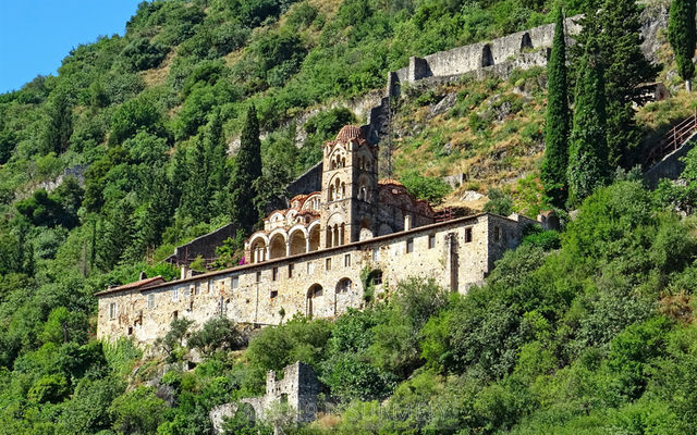 Mystras
Le monastre de la Pantanassa est accroch au versant est de la colline,  un endroit o la pente est abrupte. Il est le btiment le mieux prserv de Mistra et galement le seul toujours habit de nos jours, par une demi-douzaine de religieuses.
Mots-clés: Europe;Grce;Ploponnse,Mystras